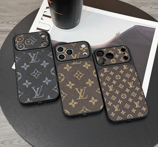 Capa de couro com monograma clássico MagSafe para iPhone