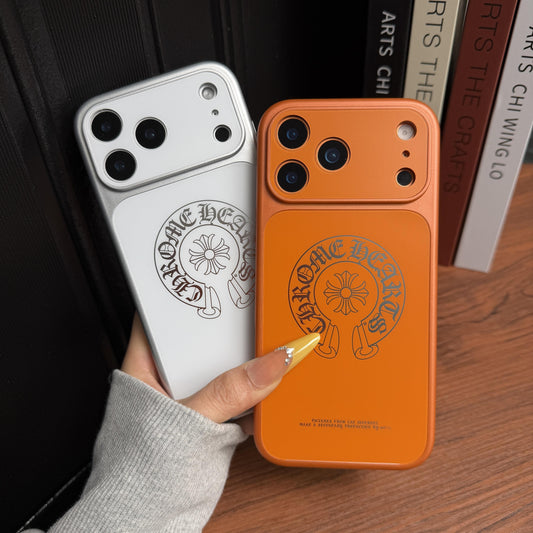 Capa protetora para iPhone com corações cromados
