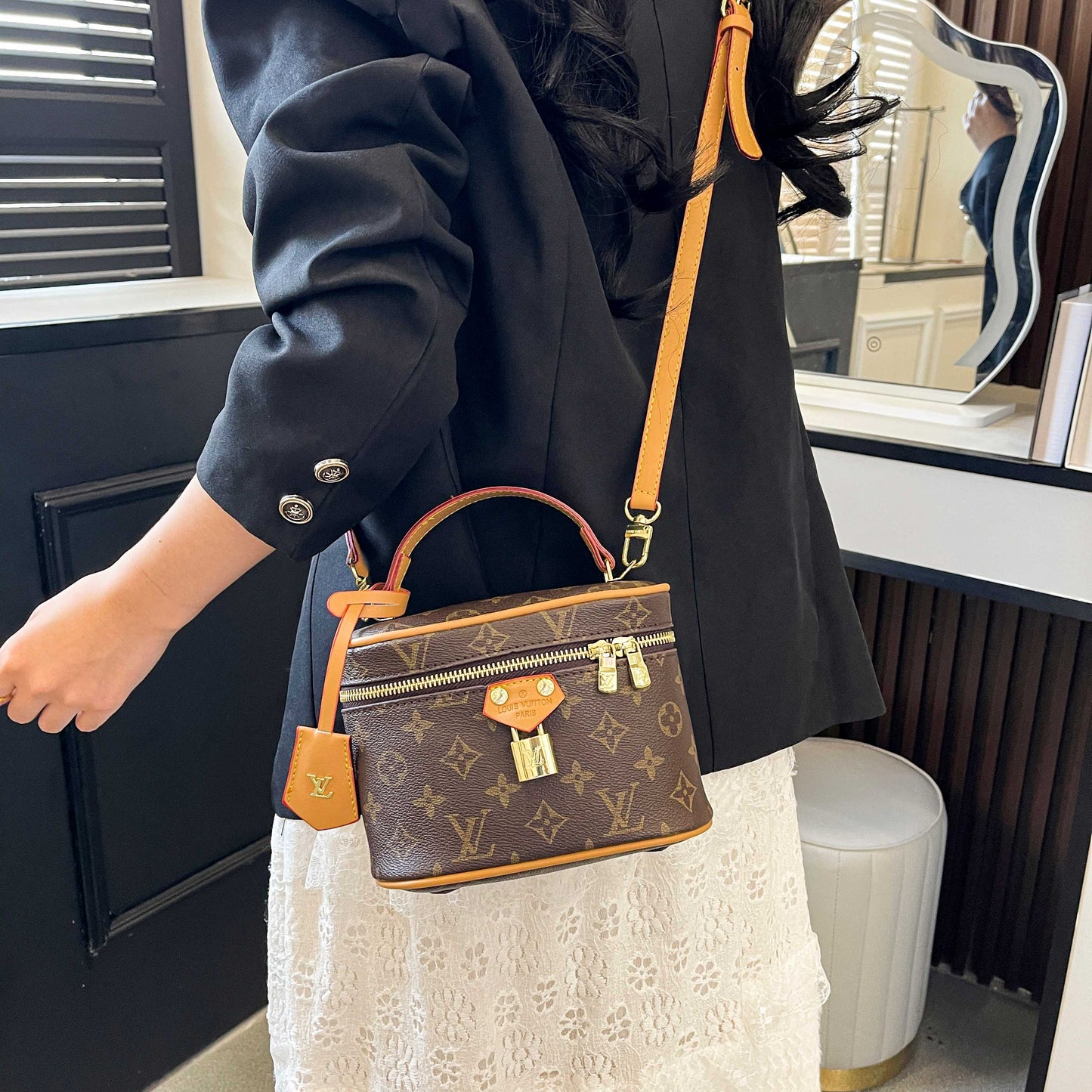 Vintage-Inspired Box kabelka – Elegantní Monogram Tote Box