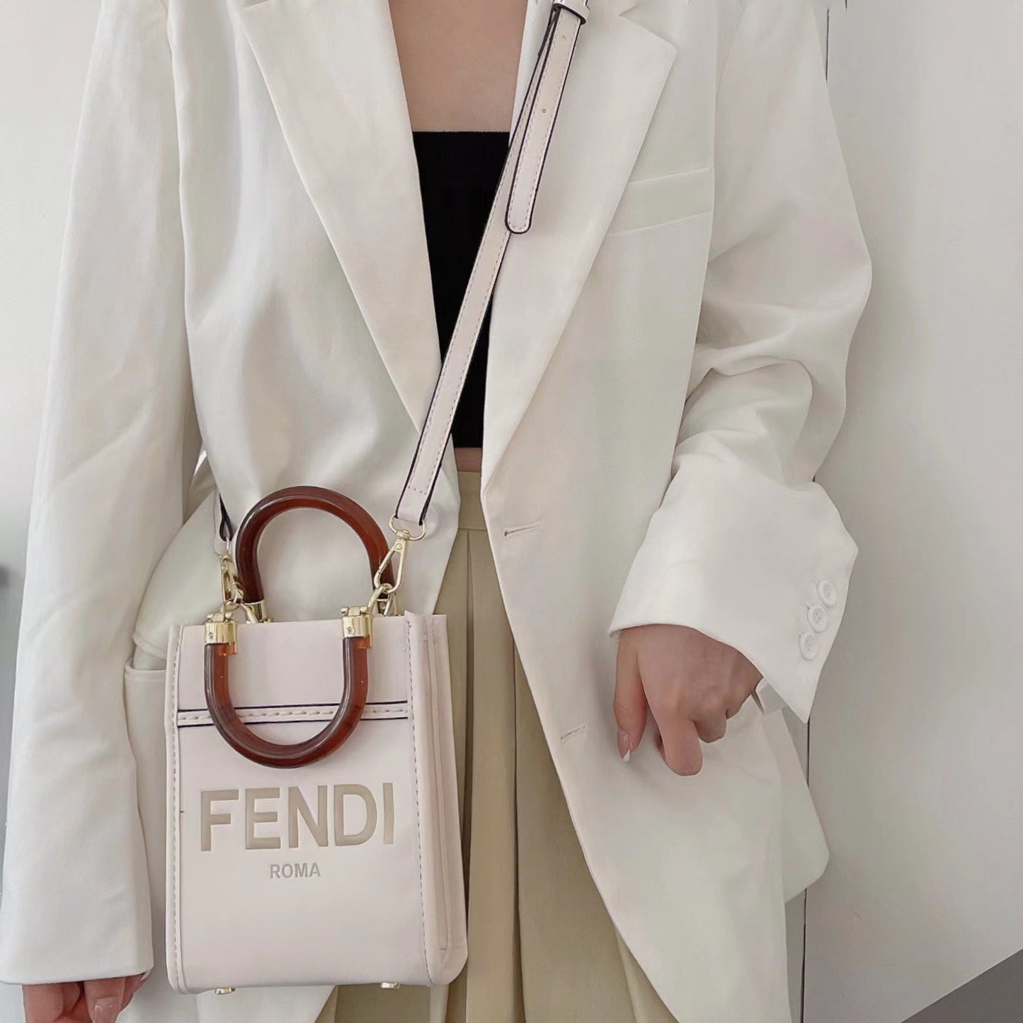 Klasická kabelka s crossbody popruhem