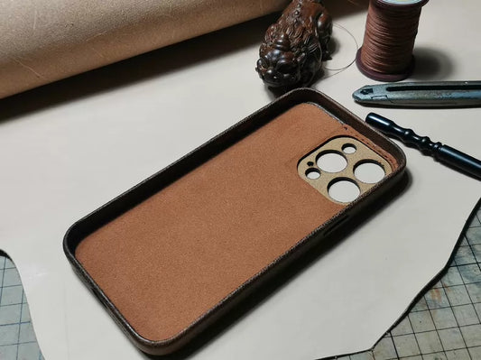 Capa para iPhone feita à mão em couro curtido vegetal – Edição Vintage Patina