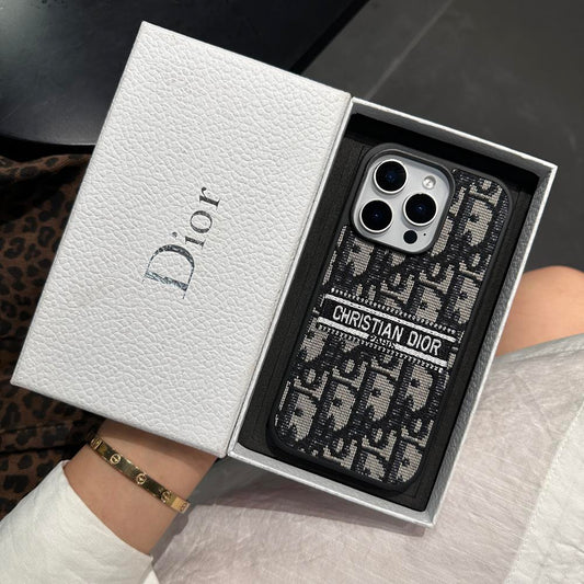 Capa para iPhone em tecido inspirada em designer com detalhes bordados