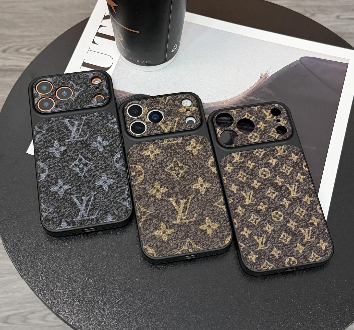 MagSafe Classic Monogram kožené pouzdro na iPhone