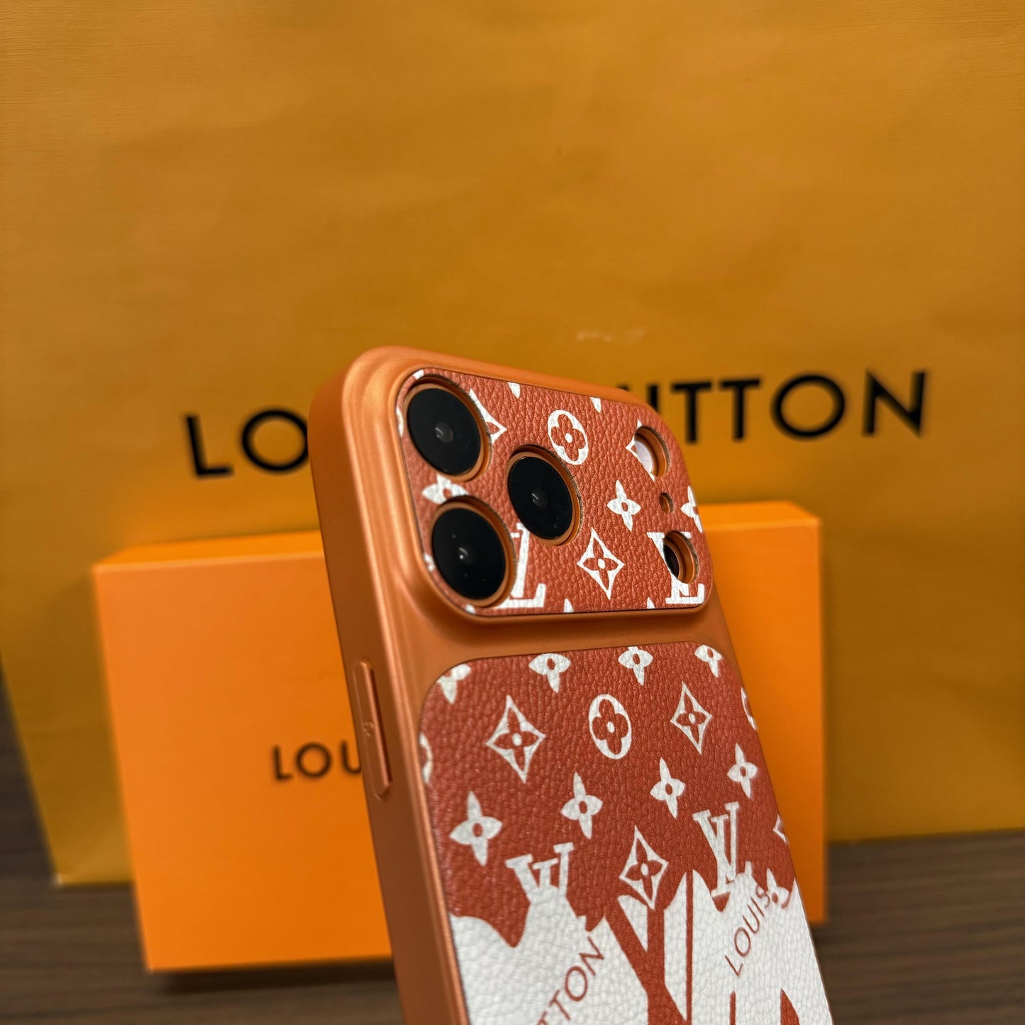 Kožené pouzdro na iPhone ve stylu ilustrace s monogramem