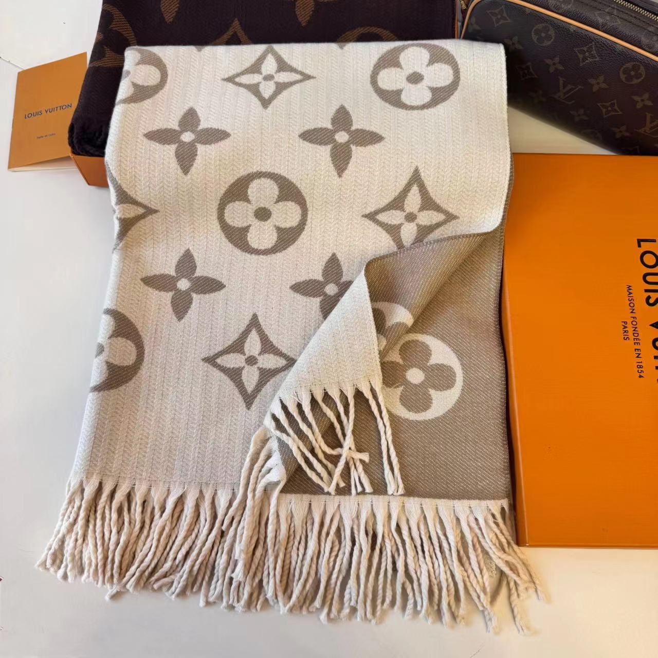 Letter-Pattern Cashmere Scarf – Soft, Warm & Lightweight