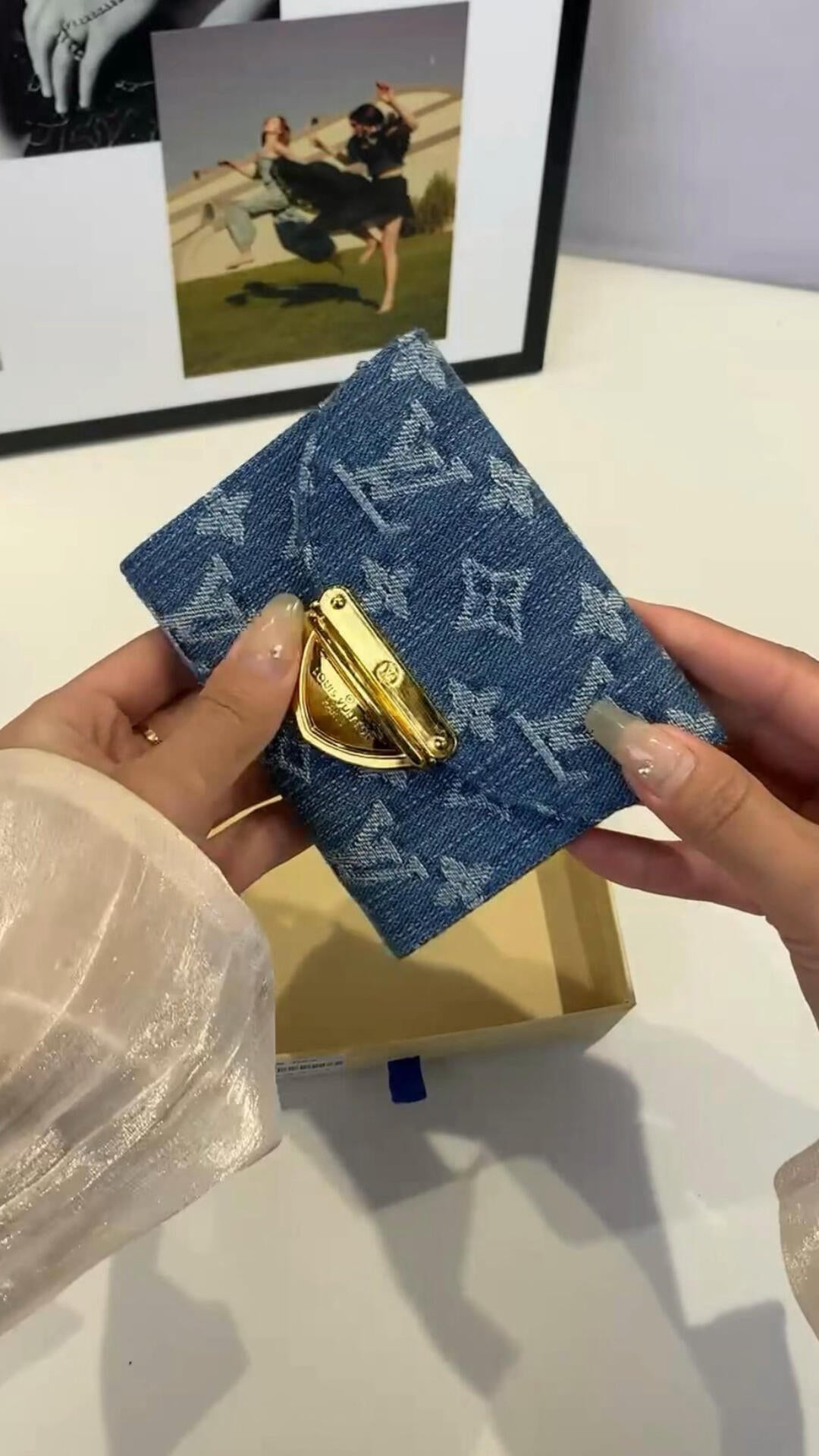 Luxusní mini taška Capucines zdobená džínovinou