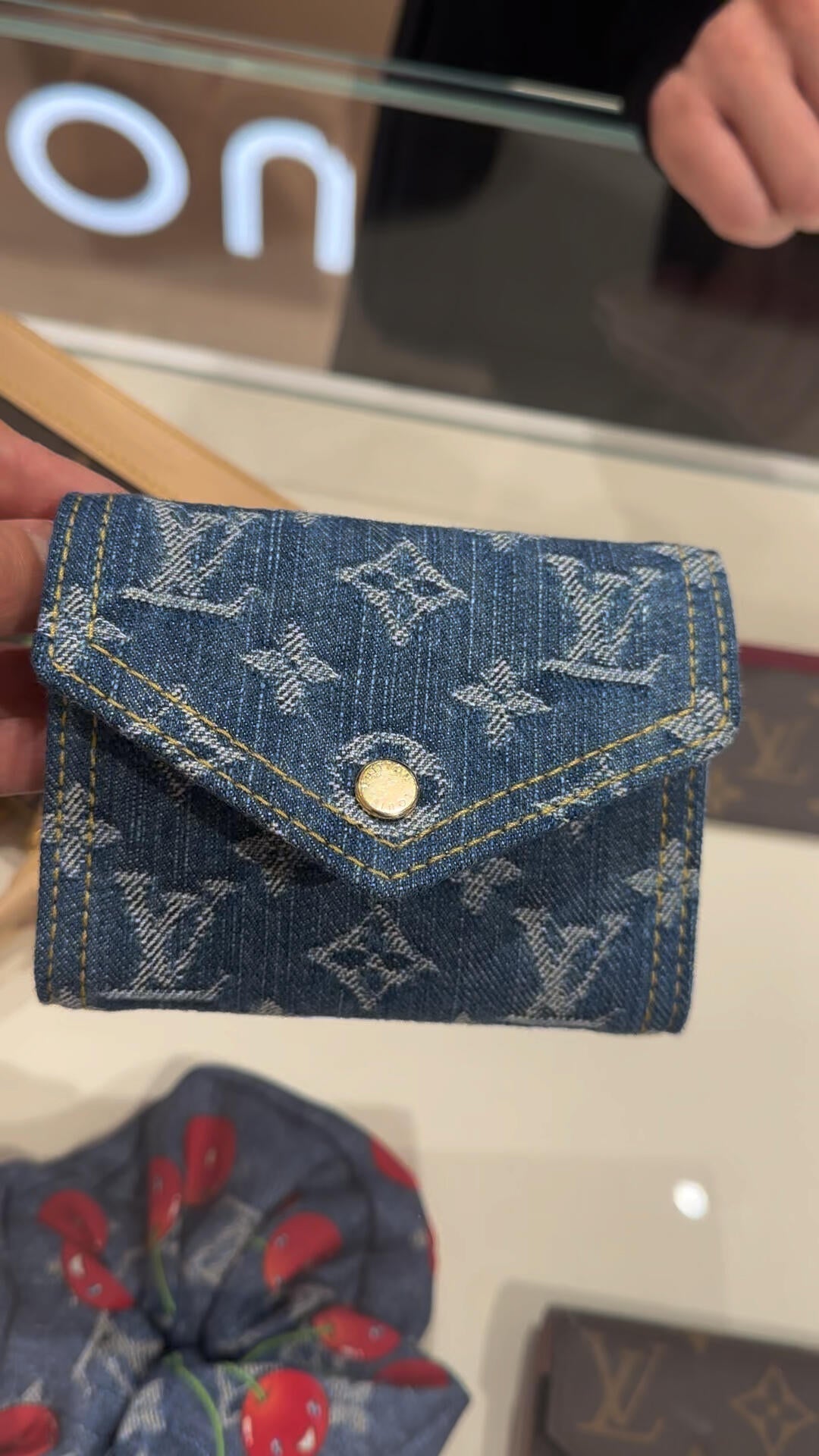 Luxusní mini taška Capucines zdobená džínovinou