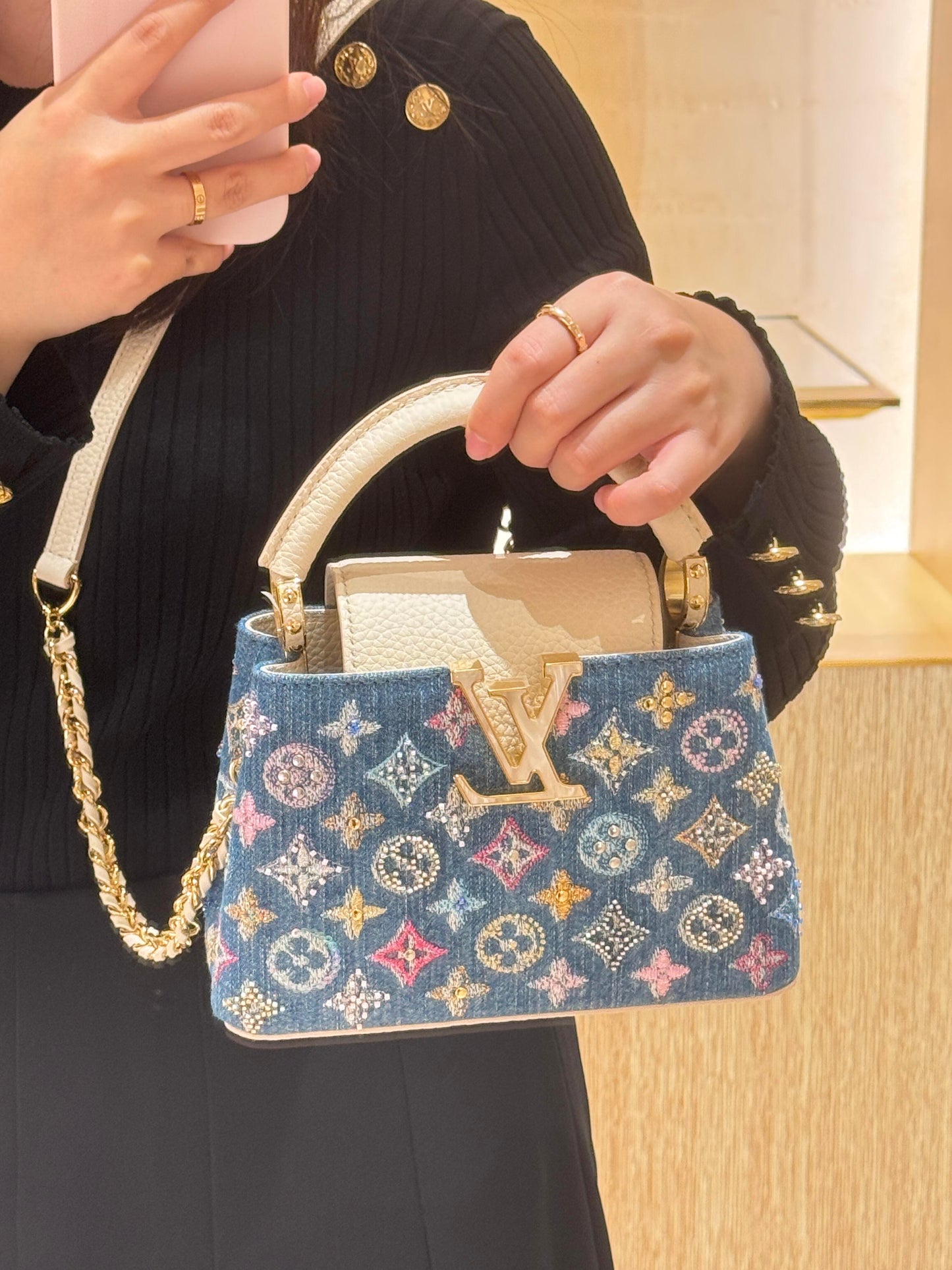 Luxusní mini taška Capucines zdobená džínovinou