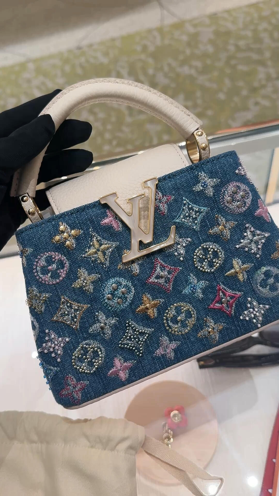 Luxusní mini taška Capucines zdobená džínovinou