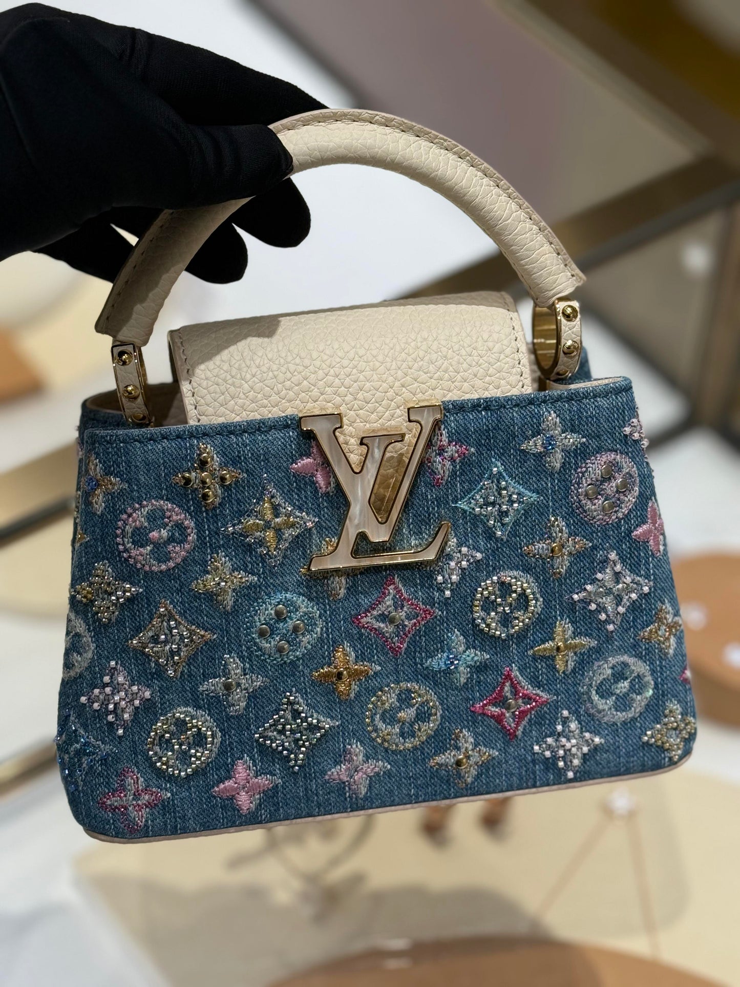 Luxusní mini taška Capucines zdobená džínovinou