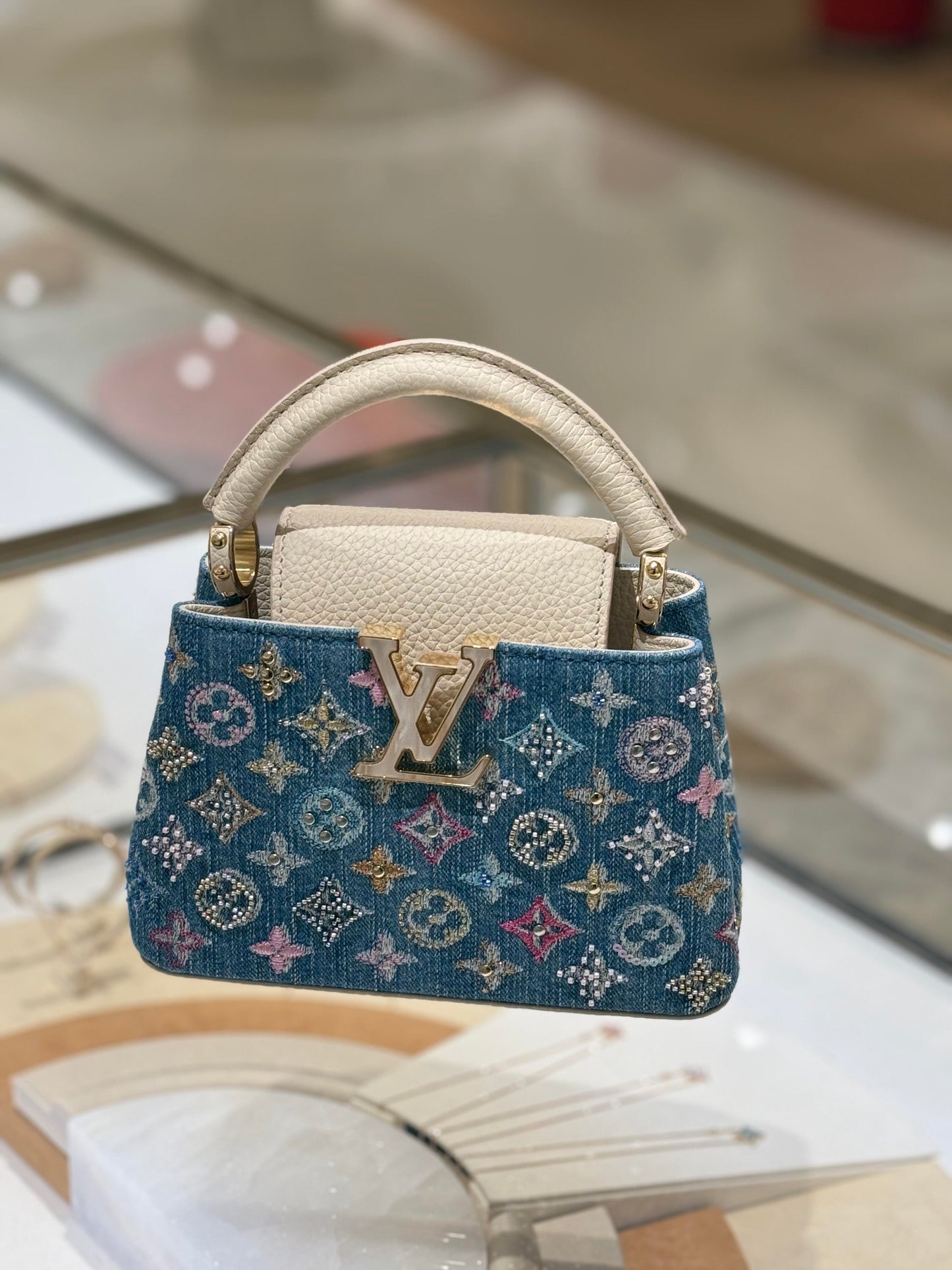 Luxusní mini taška Capucines zdobená džínovinou