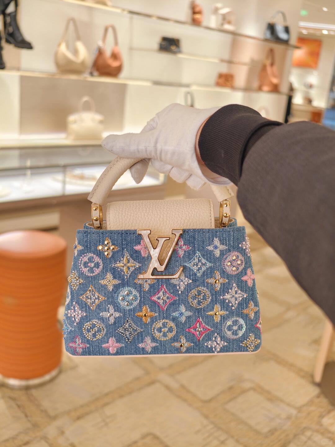 Luxusní mini taška Capucines zdobená džínovinou