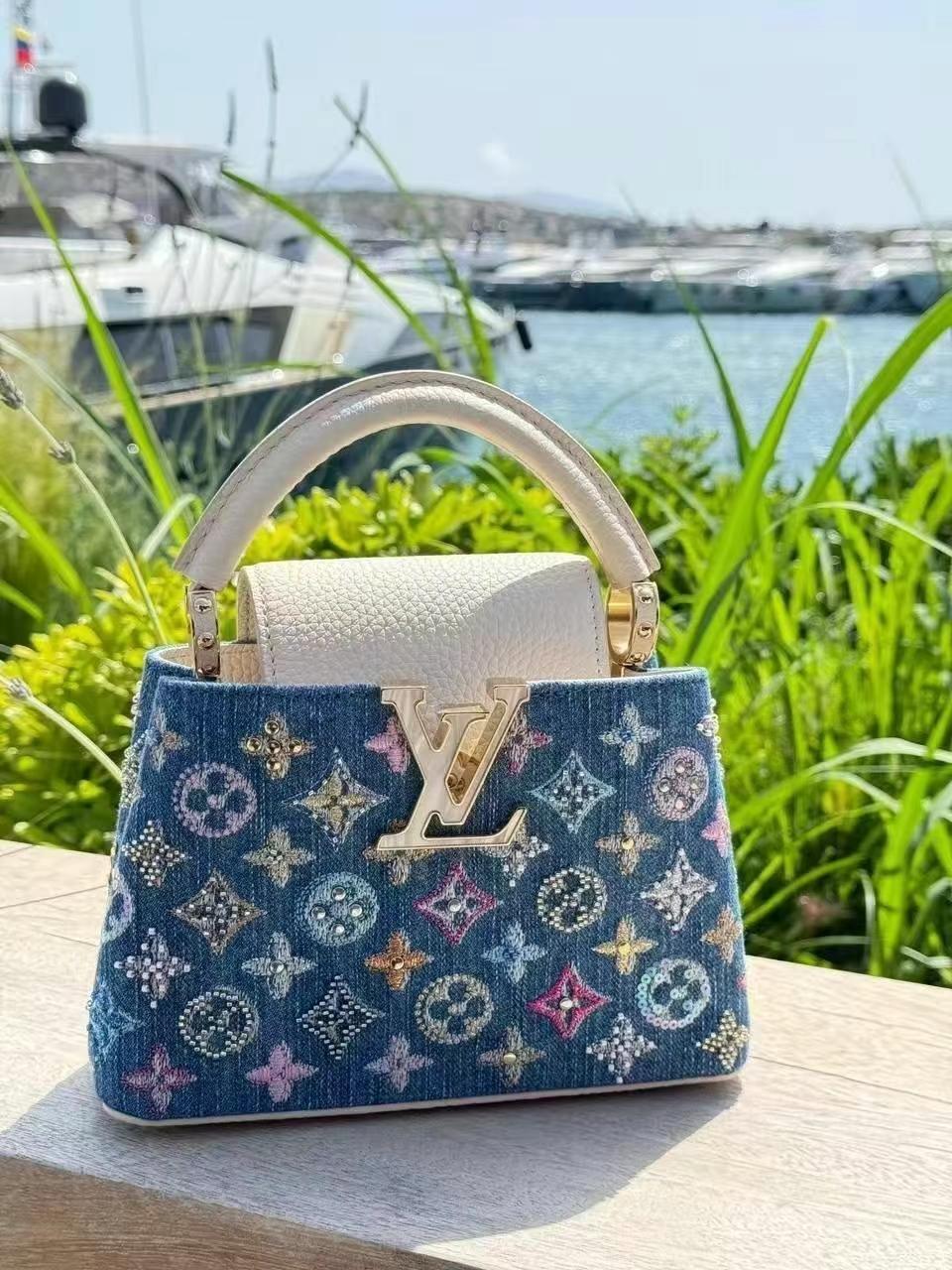 Luxusní mini taška Capucines zdobená džínovinou