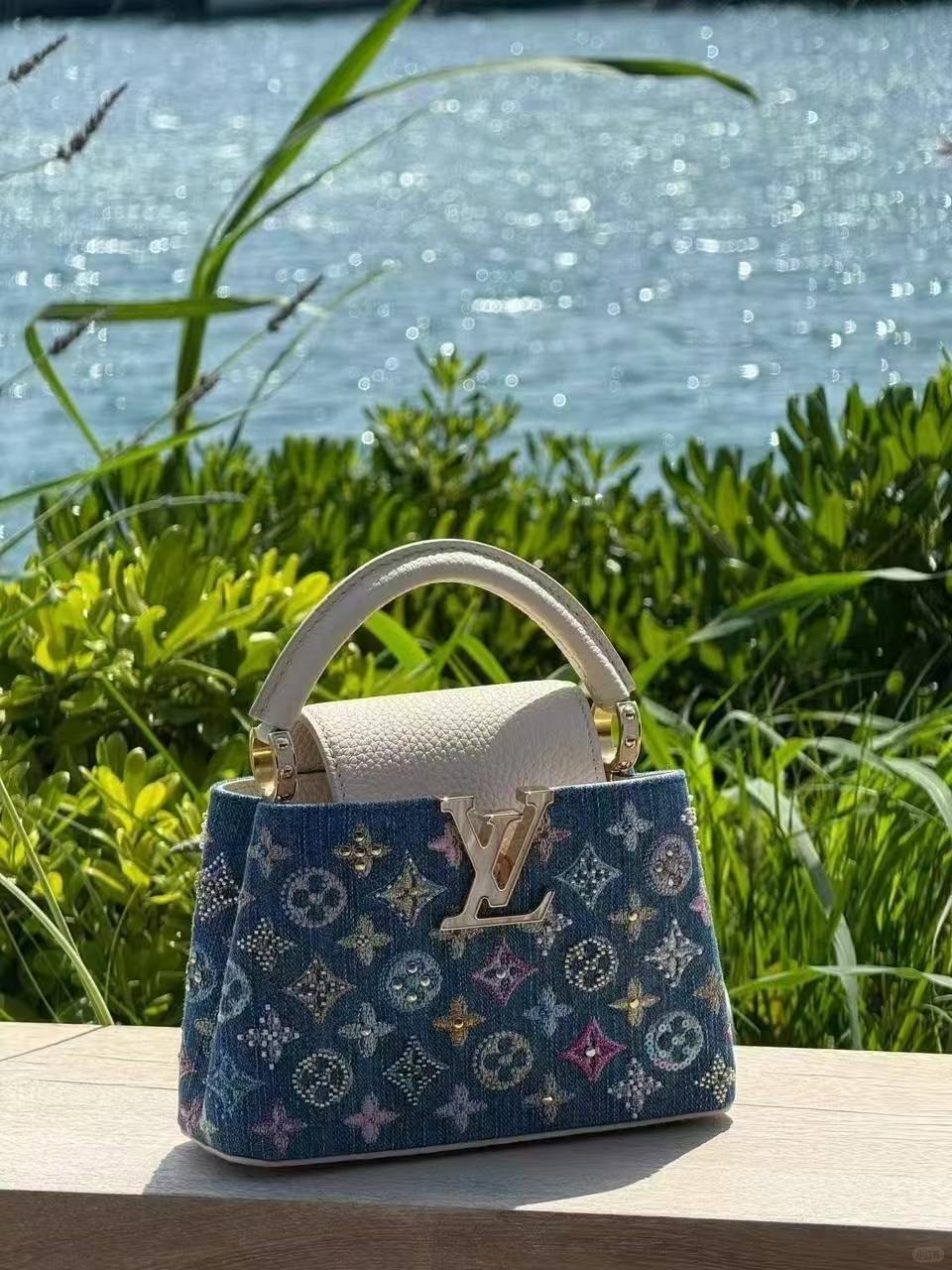 Luxusní mini taška Capucines zdobená džínovinou