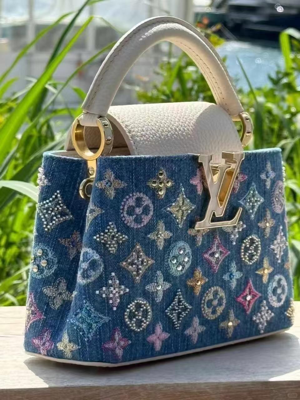 Luxusní mini taška Capucines zdobená džínovinou