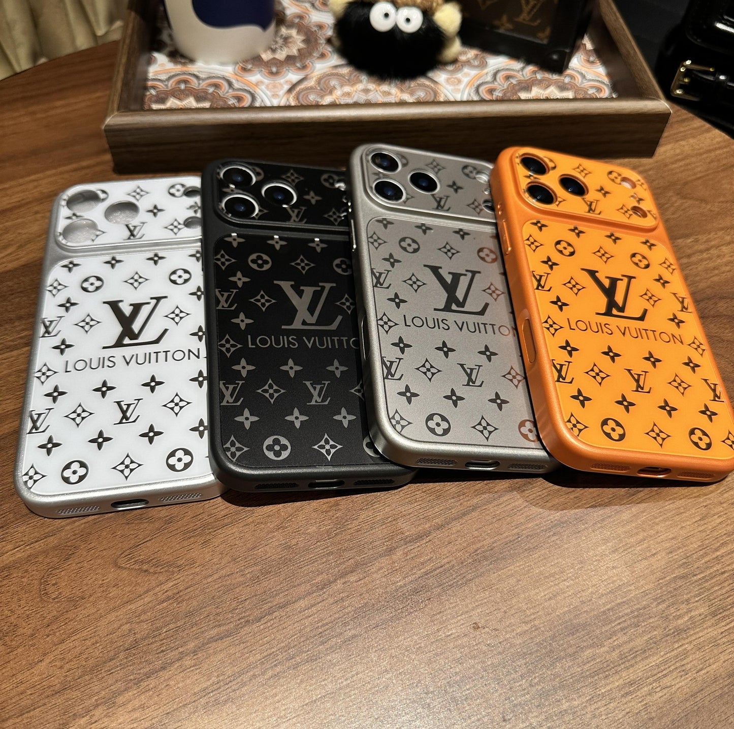 Luxusní matné pouzdro Monogram s měkkými hranami absorbujícími nárazy
