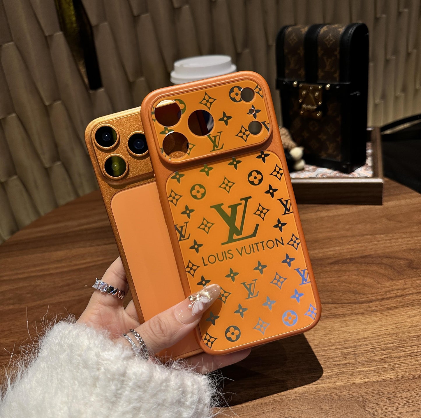 Luxusní matné pouzdro Monogram s měkkými hranami absorbujícími nárazy