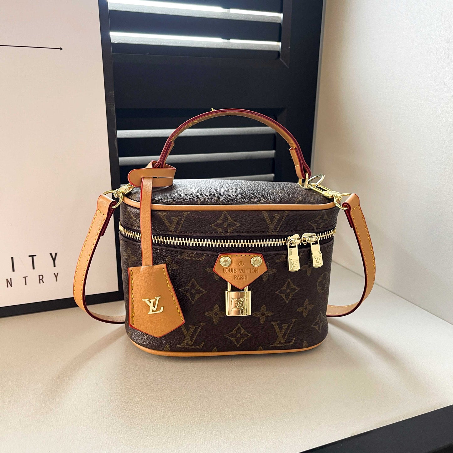 Vintage-Inspired Box kabelka – Elegantní Monogram Tote Box