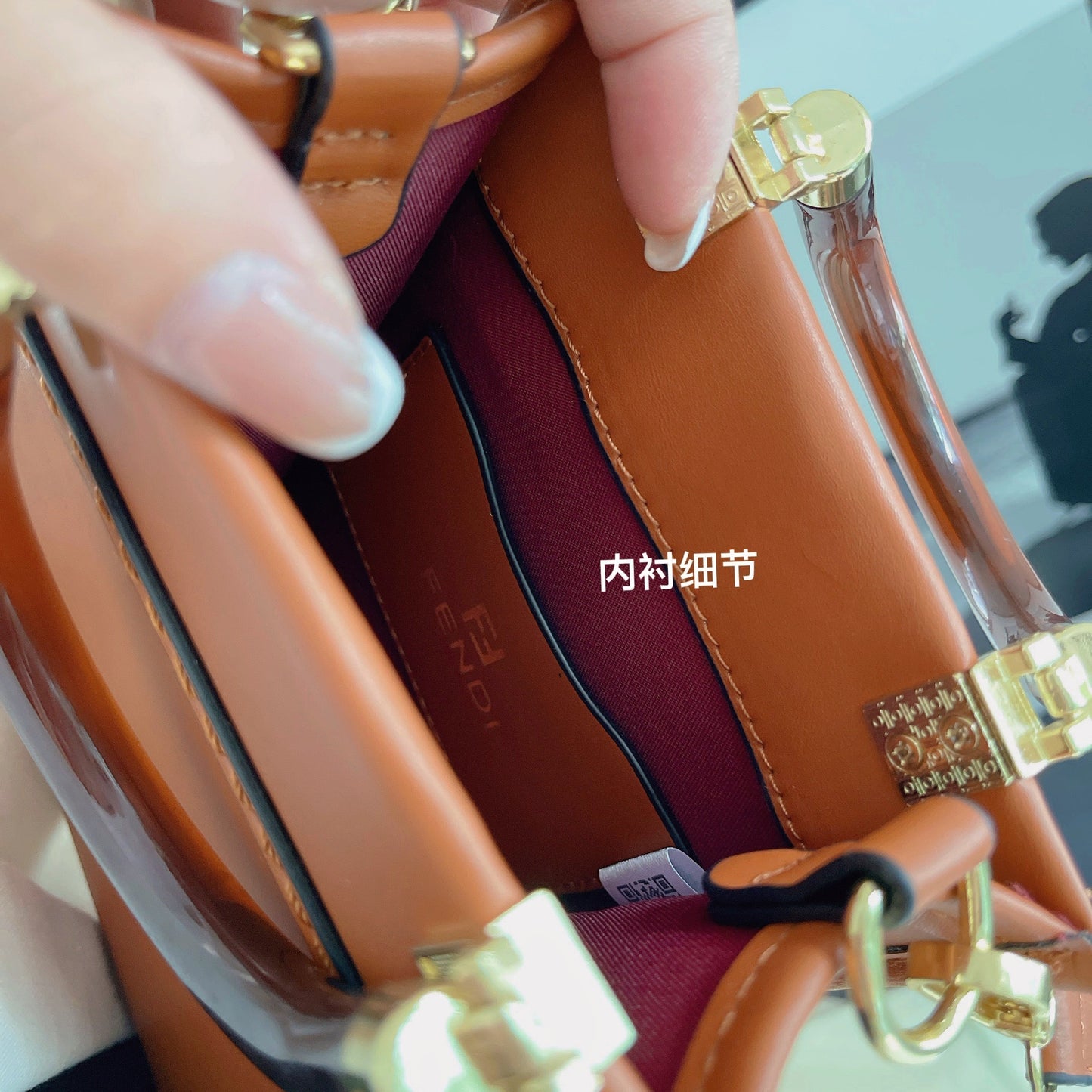 Klasická kabelka s crossbody popruhem