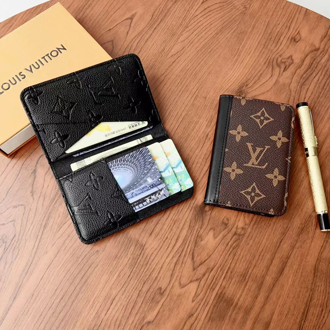 Elegantní Lou kostkované & monogramové peněženky