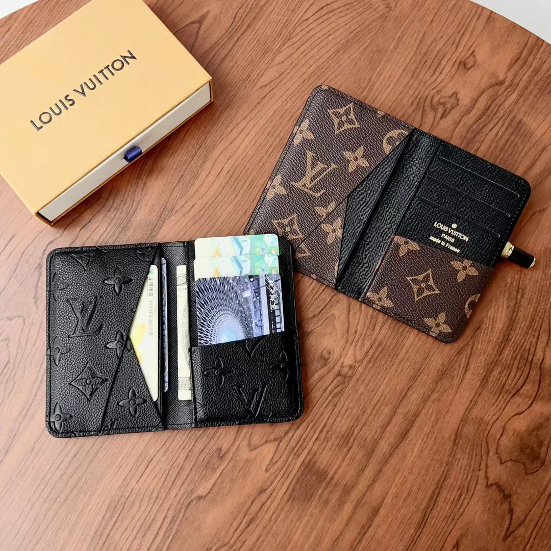Elegantní Lou kostkované & monogramové peněženky