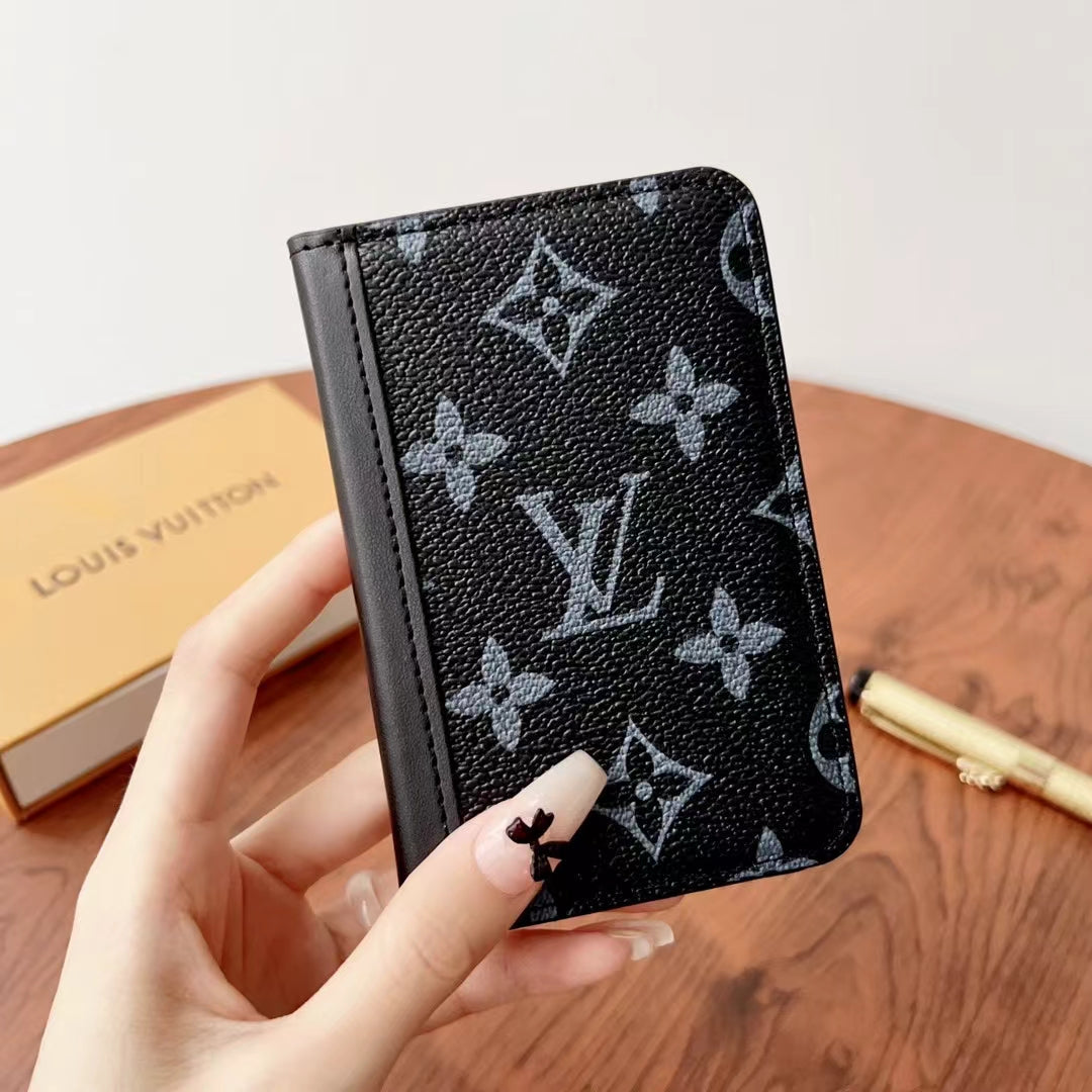 Elegantní Lou kostkované & monogramové peněženky