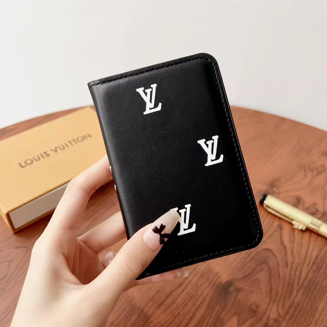 Elegantní Lou kostkované & monogramové peněženky