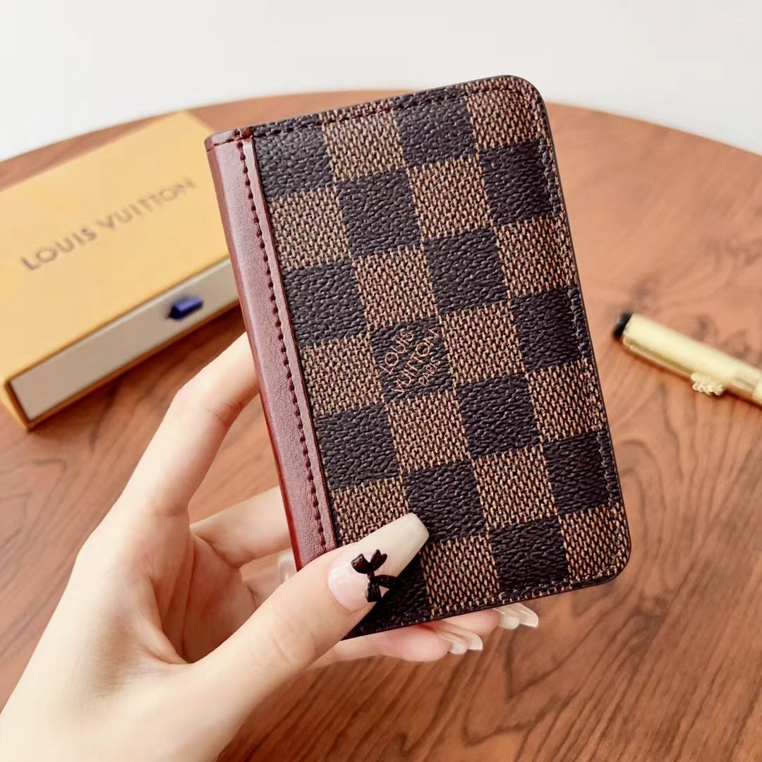 Elegantní Lou kostkované & monogramové peněženky