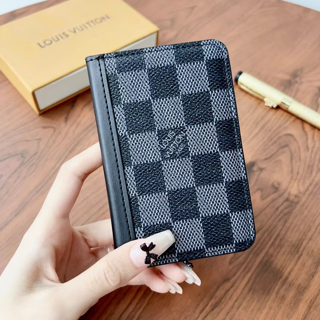 Elegantní Lou kostkované & monogramové peněženky