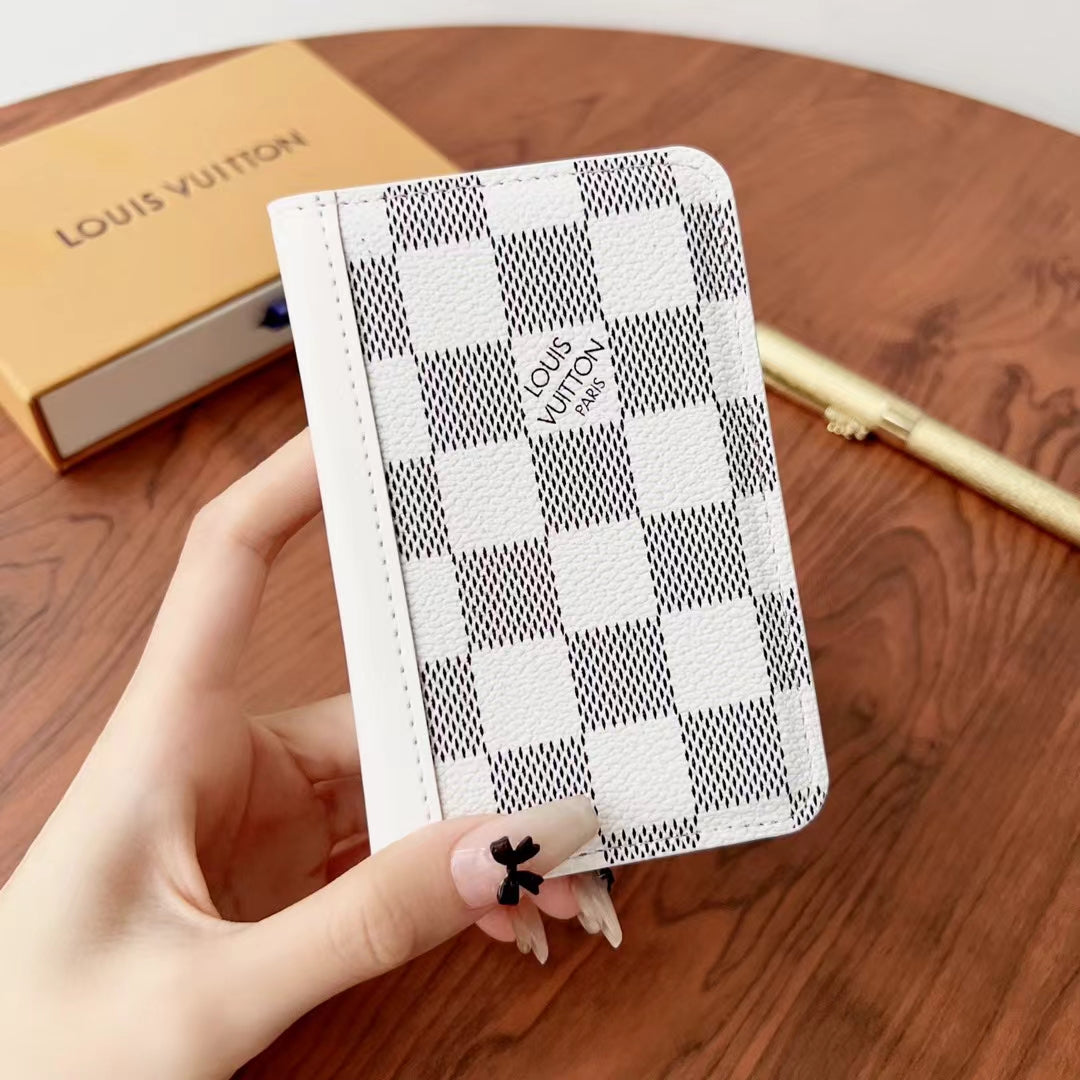 Elegantní Lou kostkované & monogramové peněženky