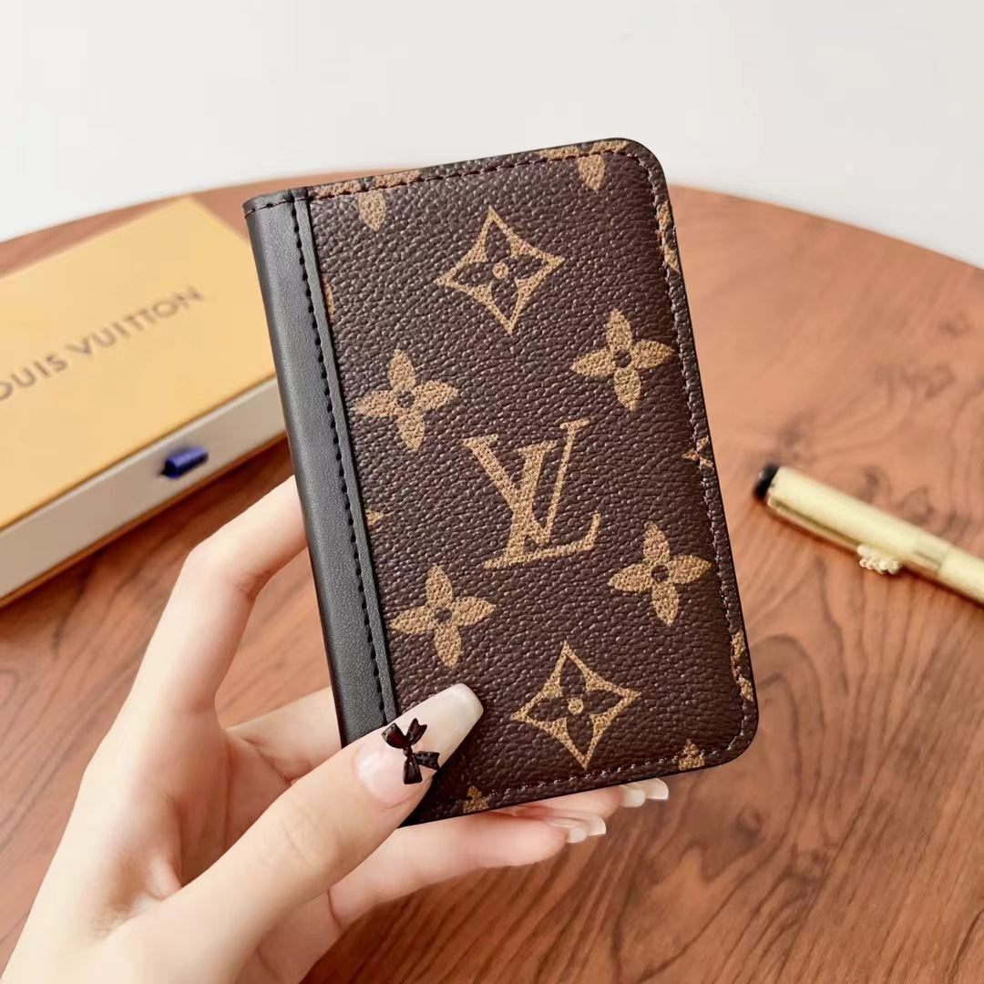 Elegantní Lou kostkované & monogramové peněženky