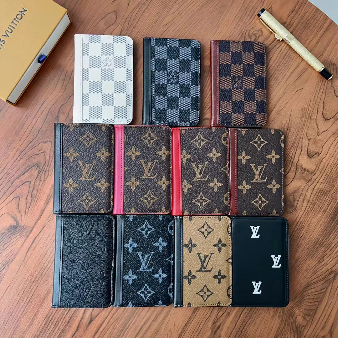 Elegantní Lou kostkované & monogramové peněženky