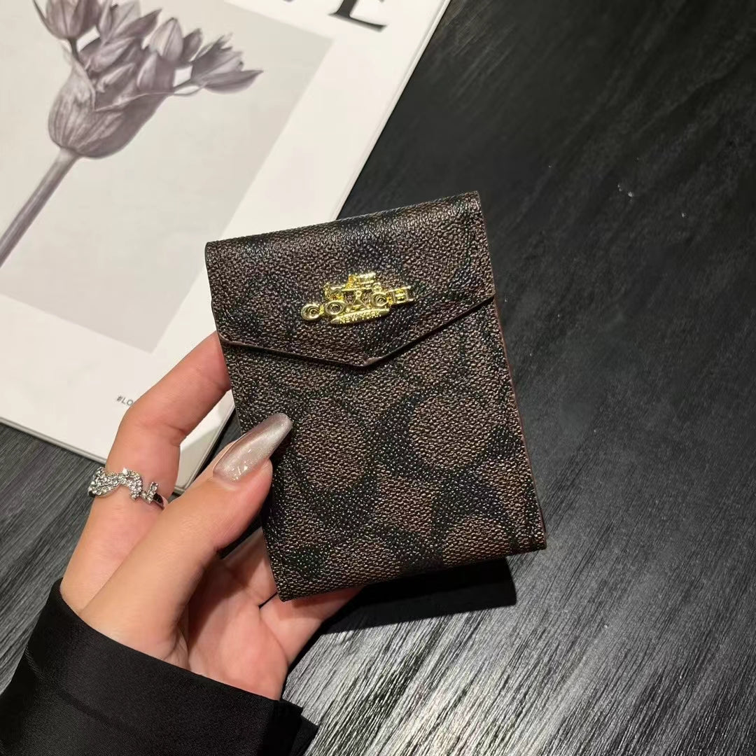 Luxusní peněženky na karty s monogramy inspirované MK & CO