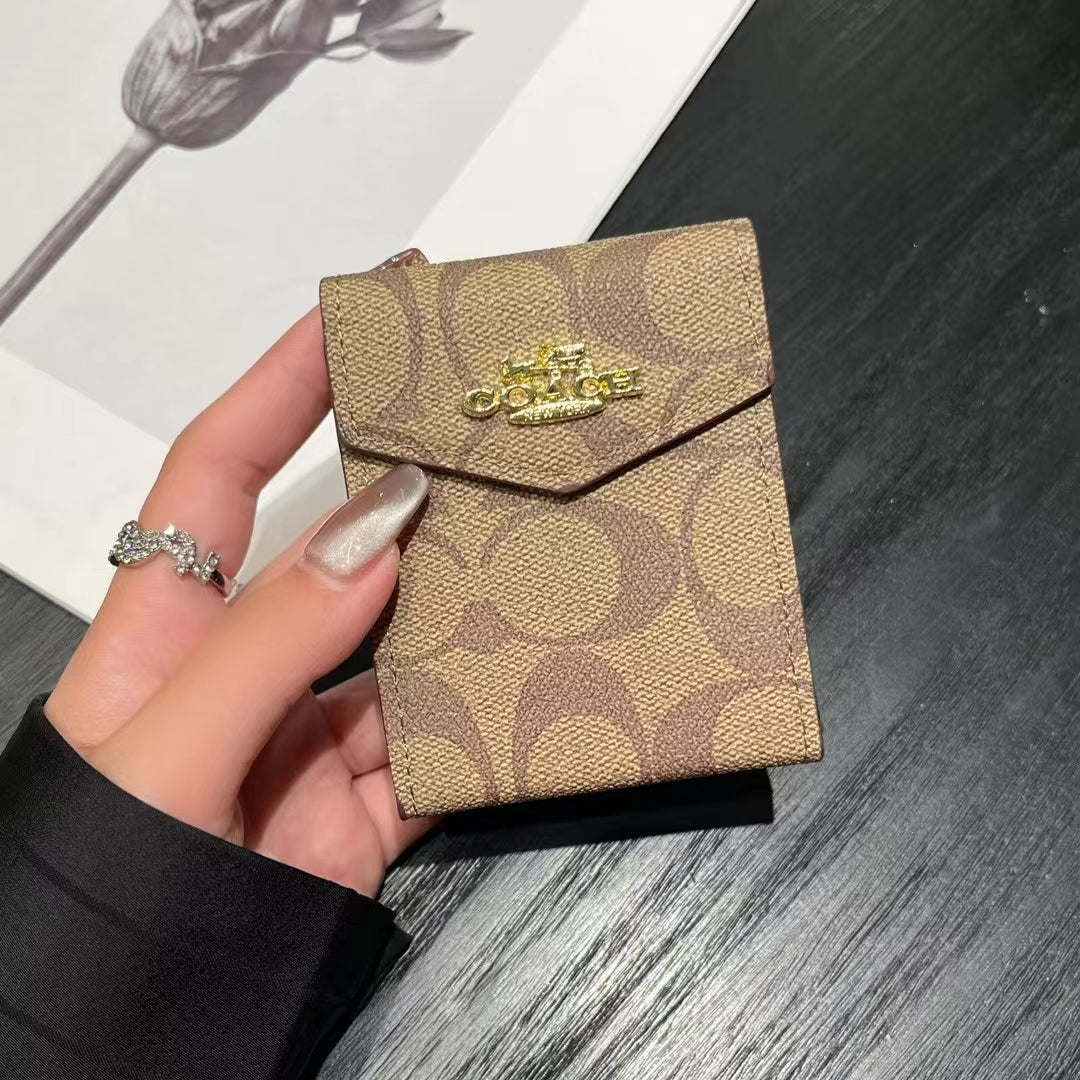 Luxusní peněženky na karty s monogramy inspirované MK & CO