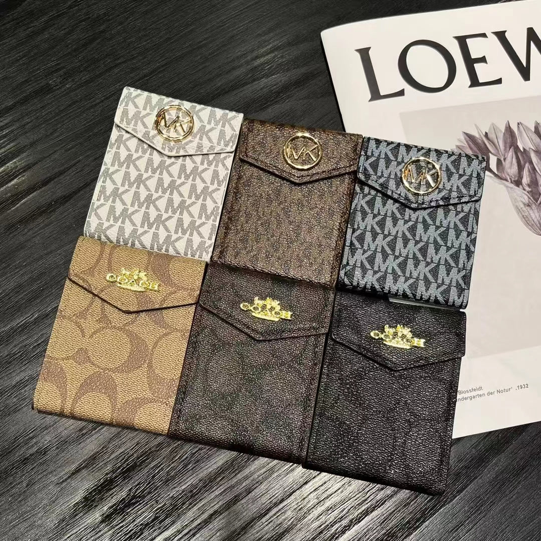 Luxusní peněženky na karty s monogramy inspirované MK & CO