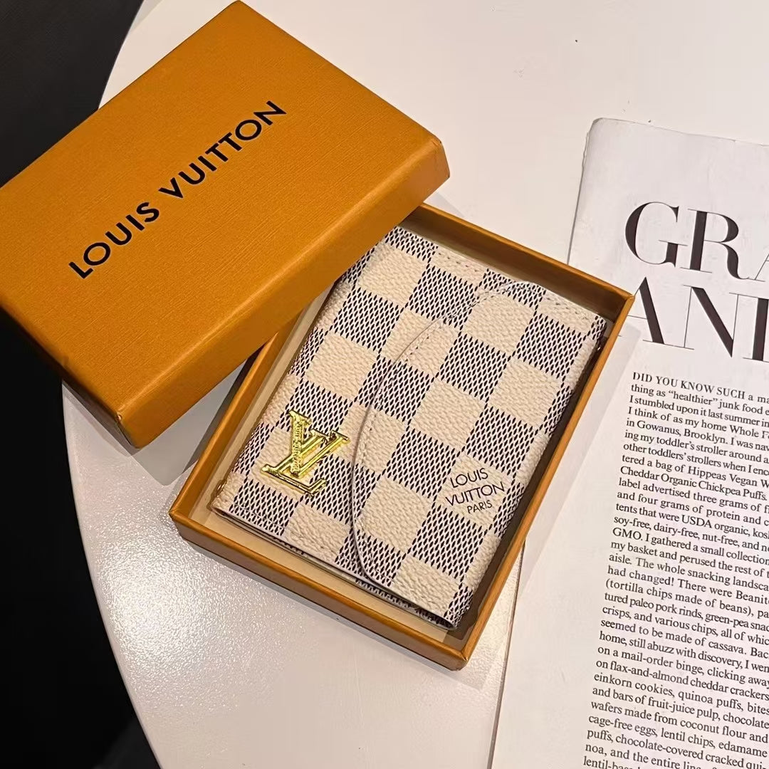 Luxusní kolekce kompaktních peněženek Monogram inspirovaná Lou & GG