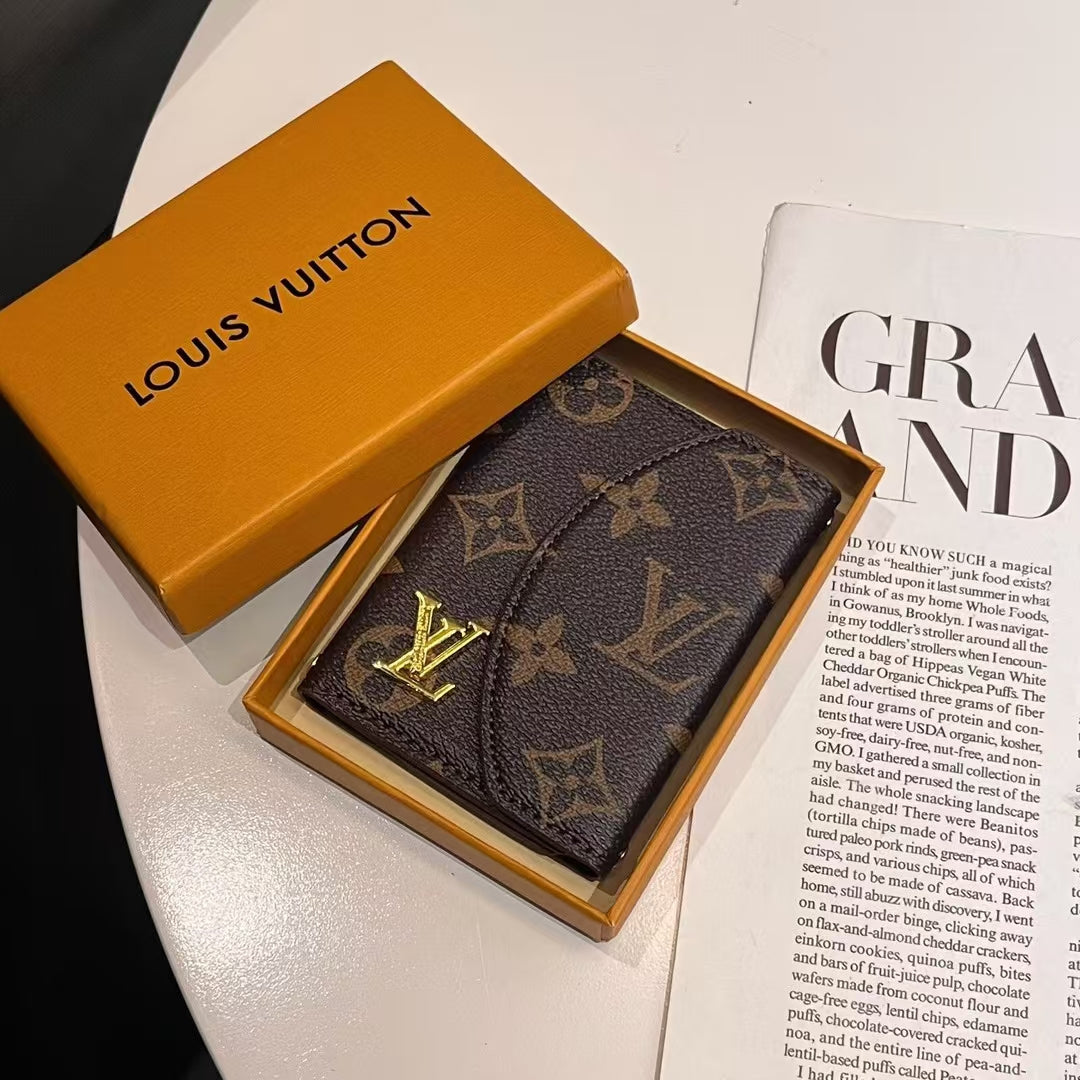 Luxusní kolekce kompaktních peněženek Monogram inspirovaná Lou & GG