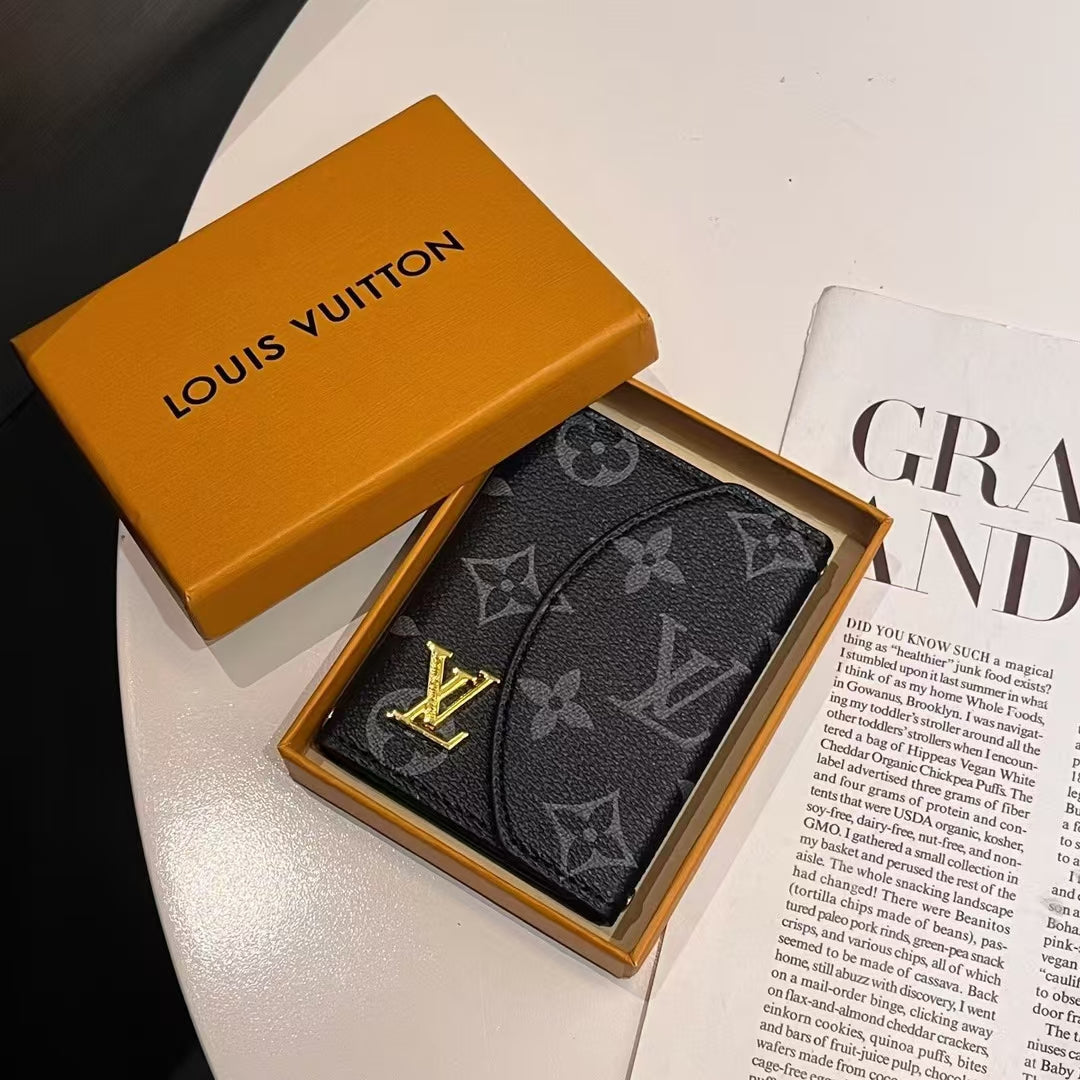 Luxusní kolekce kompaktních peněženek Monogram inspirovaná Lou & GG