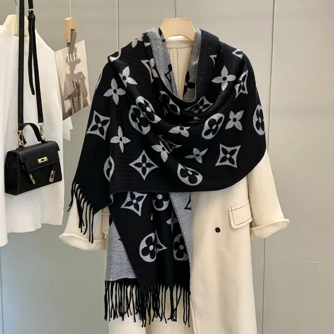Letter-Pattern Cashmere Scarf – Soft, Warm & Lightweight