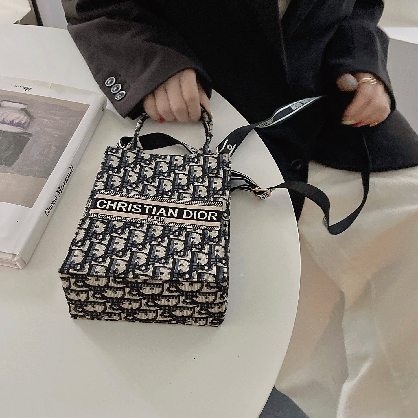 Klasická kabelka s crossbody popruhem
