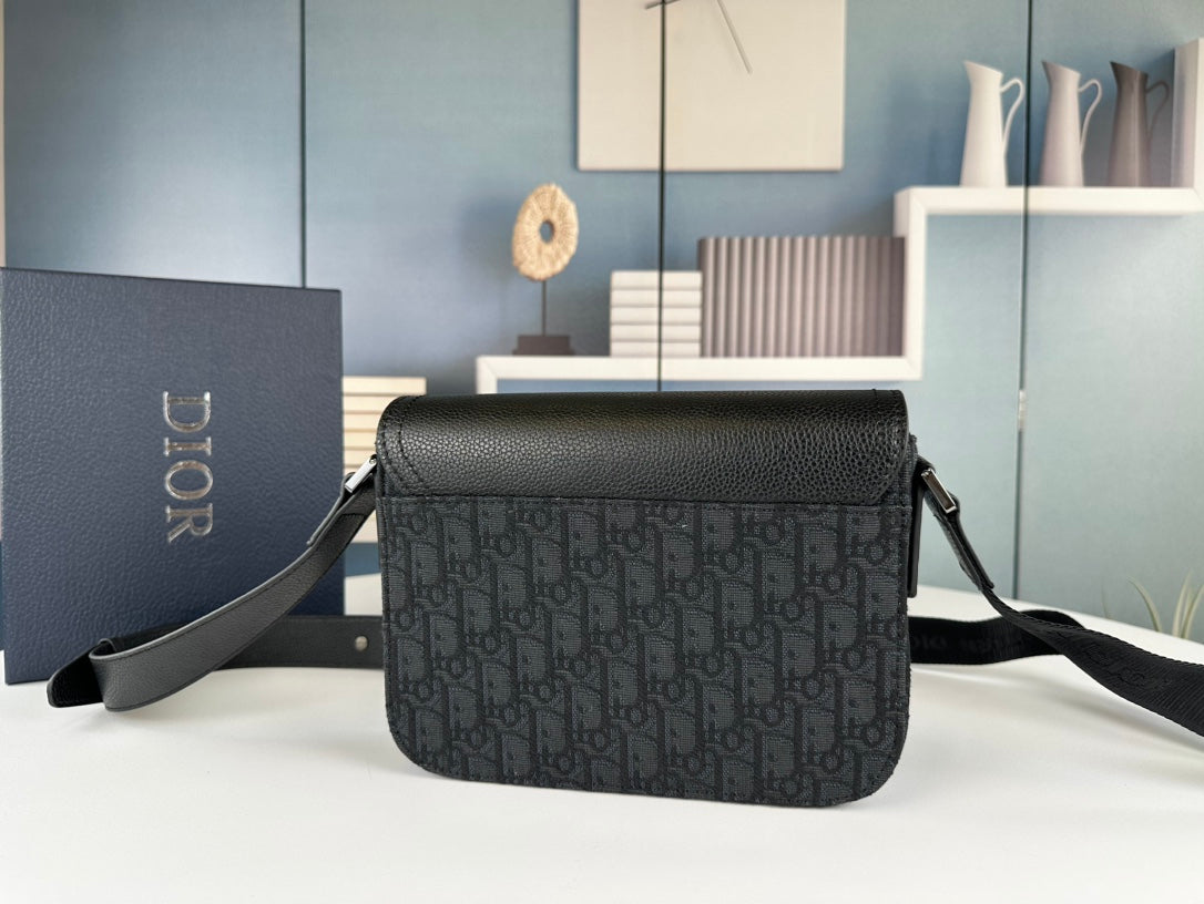 Klasická kožená crossbody kabelka – minimalistický design, maximální funkčnost