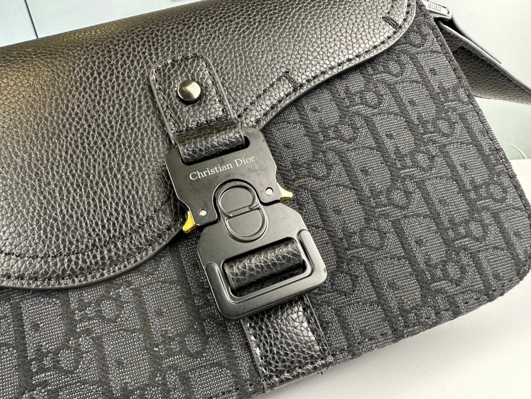 Klasická kožená crossbody kabelka – minimalistický design, maximální funkčnost
