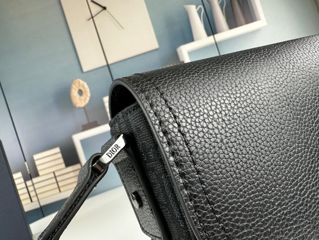 Klasická kožená crossbody kabelka – minimalistický design, maximální funkčnost