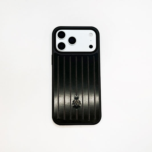 Žebrované kovové pouzdro na iPhone – stylová ochrana inspirovaná cestováním