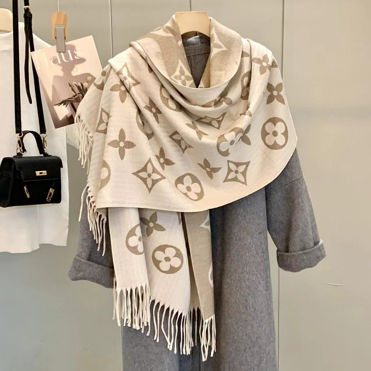 Letter-Pattern Cashmere Scarf – Soft, Warm & Lightweight