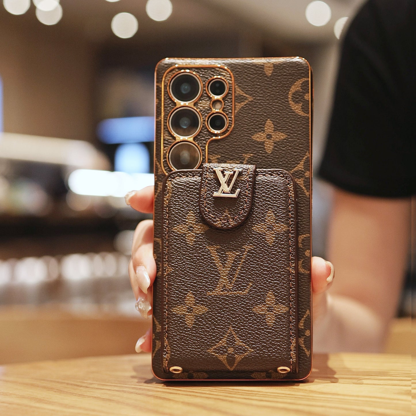 Luxusní kožené multifunkční pouzdro na telefon Monogram s poutkem na zápěstí