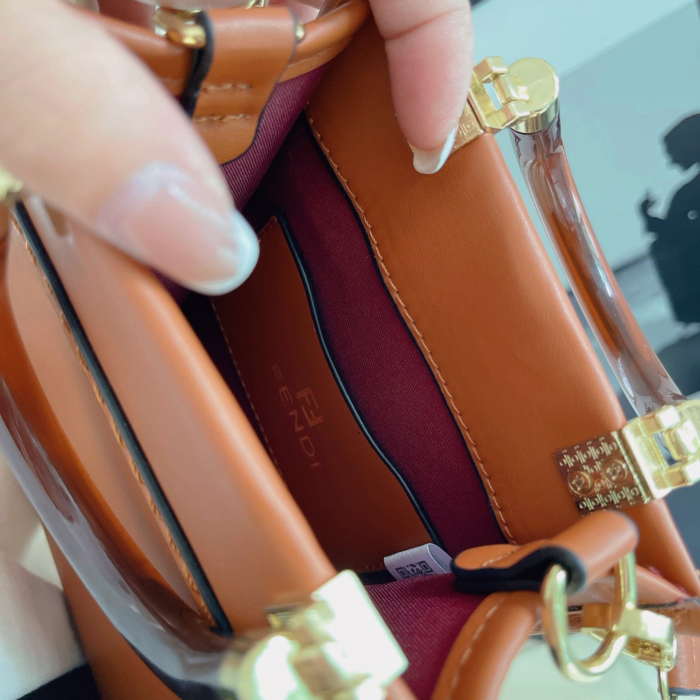 Klasická kabelka s crossbody popruhem