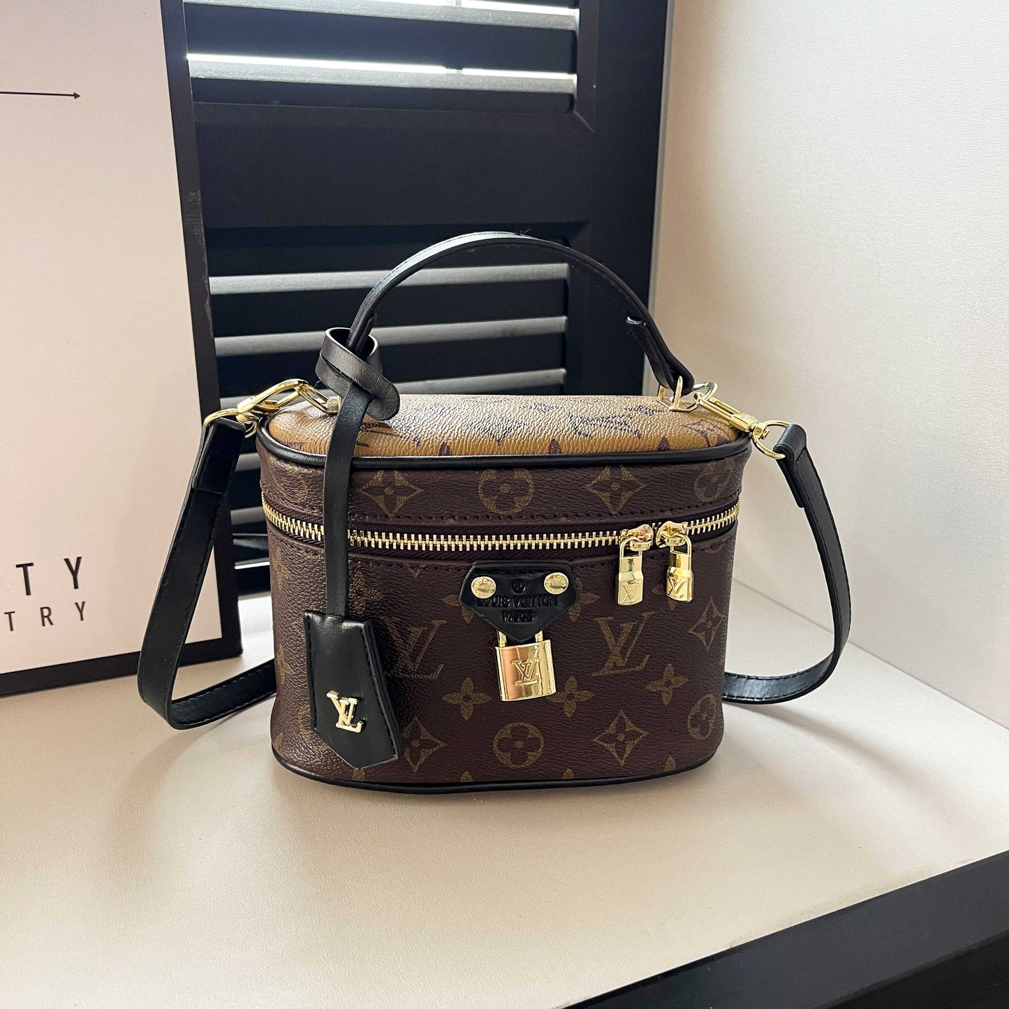 Vintage-Inspired Box kabelka – Elegantní Monogram Tote Box