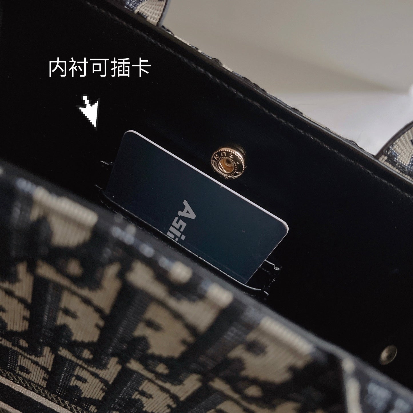 Klasická kabelka s crossbody popruhem