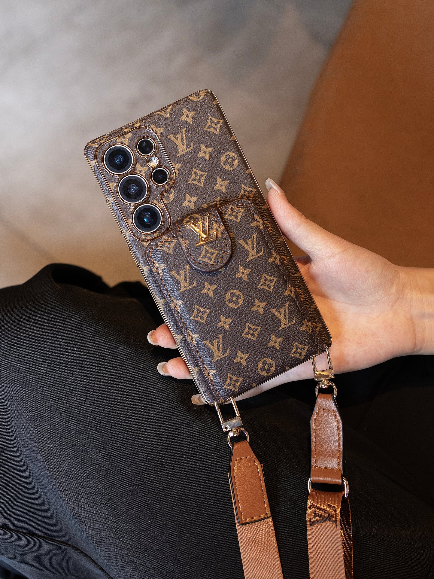 Luxusní kožené multifunkční pouzdro na telefon Monogram s poutkem na zápěstí